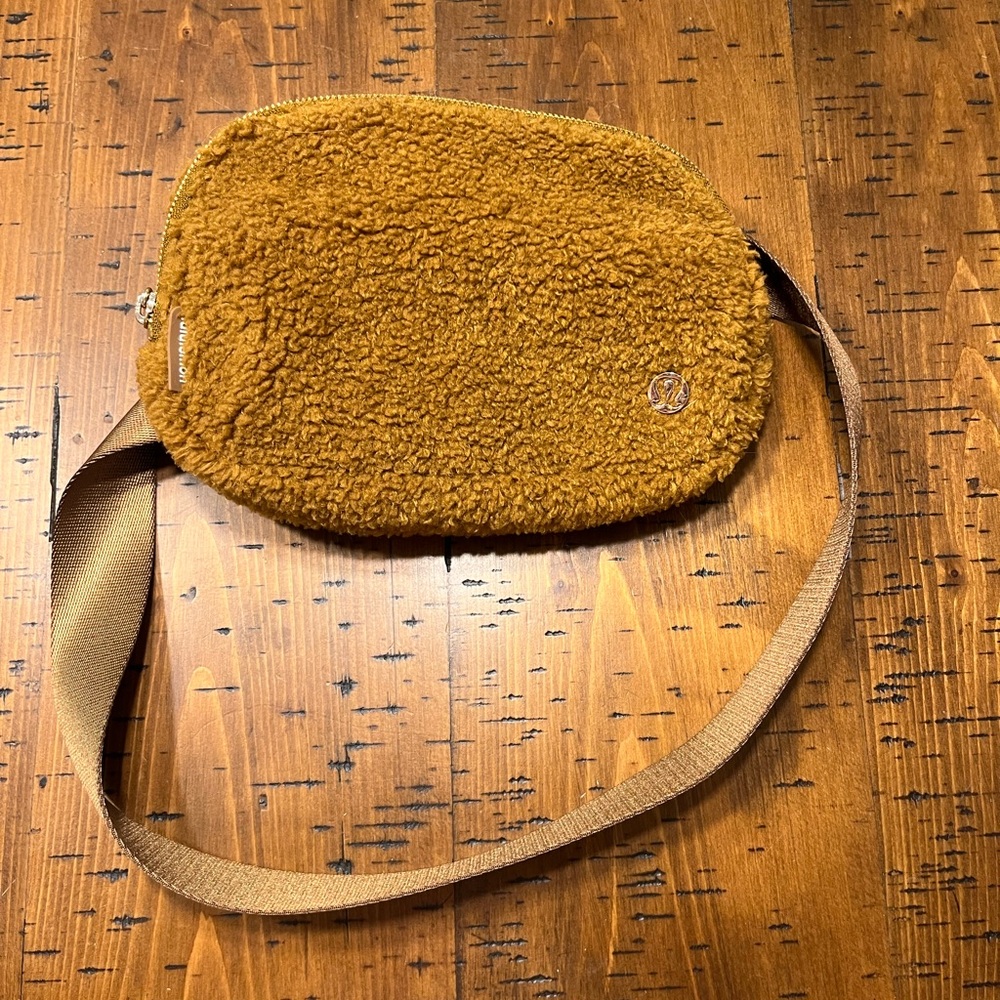 Lululemon Sherpa waist pack